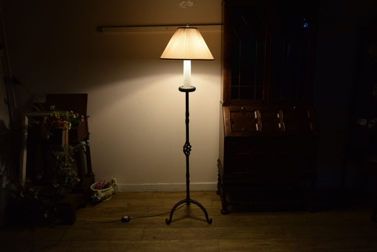 パルテノン アンティーク / 凛と立つ鍛鉄の造形美。柔らかな光を広げる