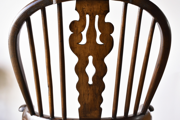 アンティークらしい味わいが魅力のダブルボウバックウィンザーアームチェア【c260-2】