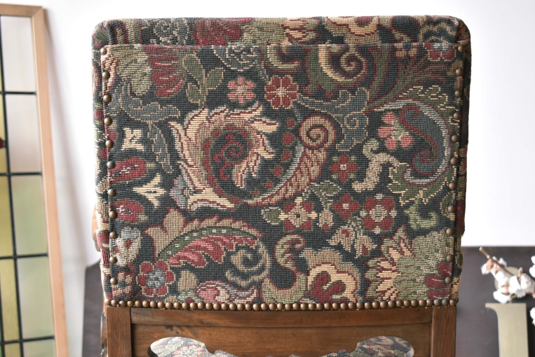 アンティークならではの生地が目を引くアームチェア【c35】