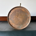 空間を格調高く演出する装飾用のオブジェとしてお楽しみいただける、重厚感のある金属製ピッチャー【5405】