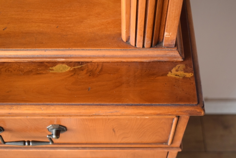 アーチの優美さが際立つ上品なブックキャビネット【9136】