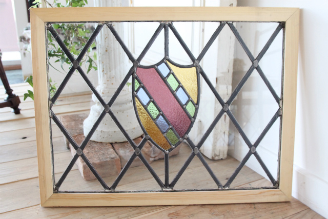 カラフルなガラスが用いられたステンドグラス【7738-D】