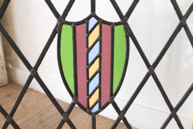 カラフルなガラスが用いられたステンドグラス【7738-A】