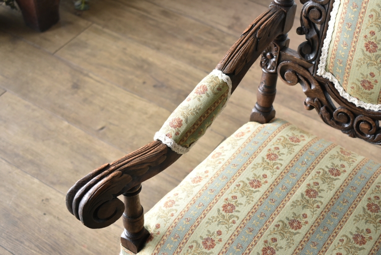 見事な彫刻が美しいキッズアームチェア【c304】