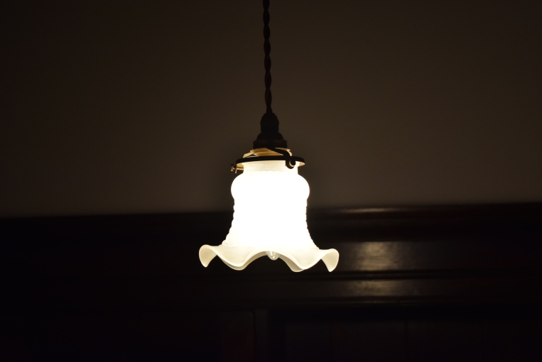 【クレジットカード決済専用ページ】波打つように広がるシェードのフォルムが軽やかな印象を与える小ぶりなペンダントランプ【1818】