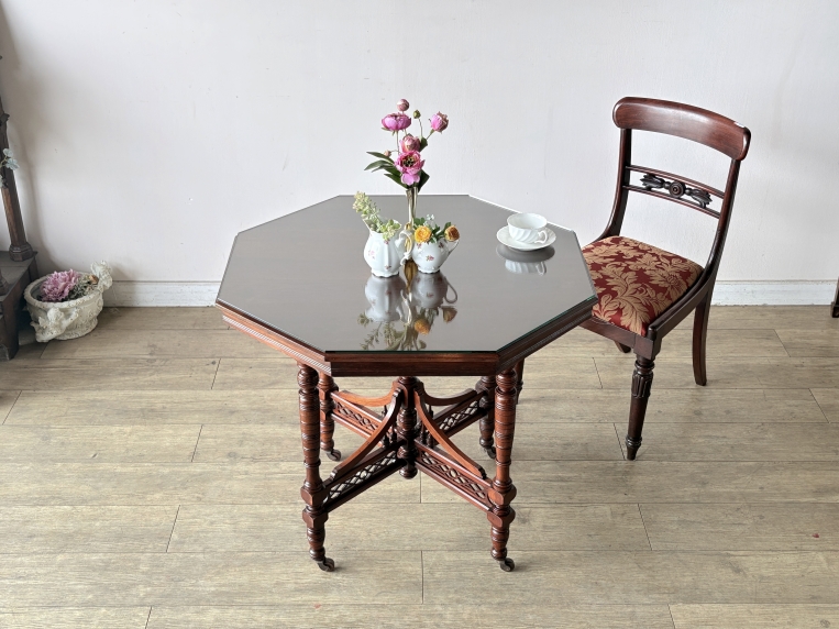 幾何学的で美しい八角形（オクタゴン）の天板シルエット。四角形や円形とは一線を画す独特の存在感があり、ソファサイドやリビングの中央に配置するだけで、インテリアに洗練されたリズムと個性を与えてくれます。