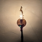 壁面を華やかに彩る、優雅な曲線を描く真鍮製の1灯式ウォールランプ【2059】