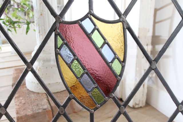 カラフルなガラスが用いられたステンドグラス【7738-D】