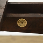 天板支柱部分に記された老舗家具メーカー〈James Phillips & Sons Ltd〉のロゴマーク。イングランド・ブリストルを拠点とした歴史あるハウス・フィニッシャーによる、確かな品質と格式を証明する刻印です。