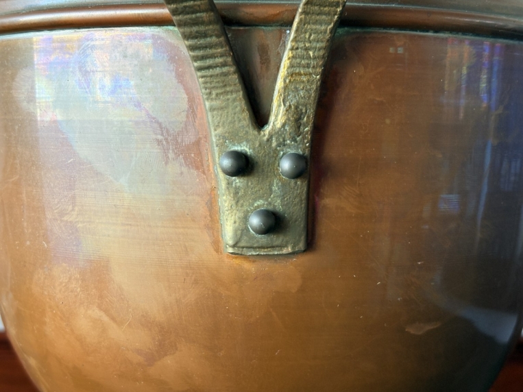 空間を格調高く演出する装飾用のオブジェとしてお楽しみいただける、重厚感のある金属製ピッチャー【5405】