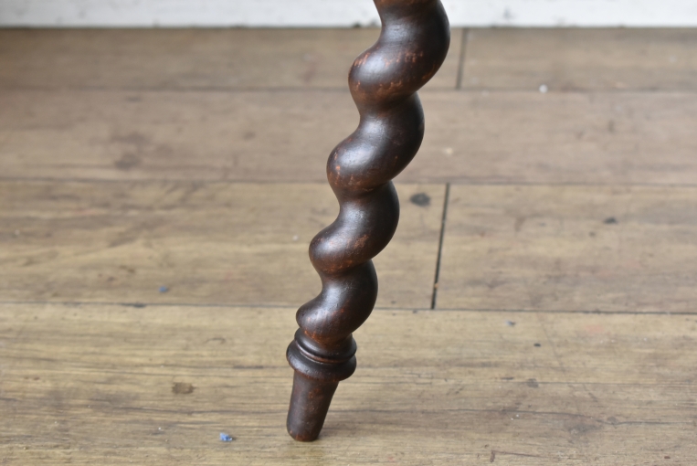 天板一面の彫刻細工が目を引くカーヴィングテーブル　【t34】