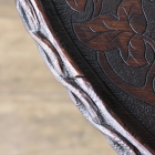 天板一面の彫刻細工が目を引くカーヴィングテーブル　【t34】