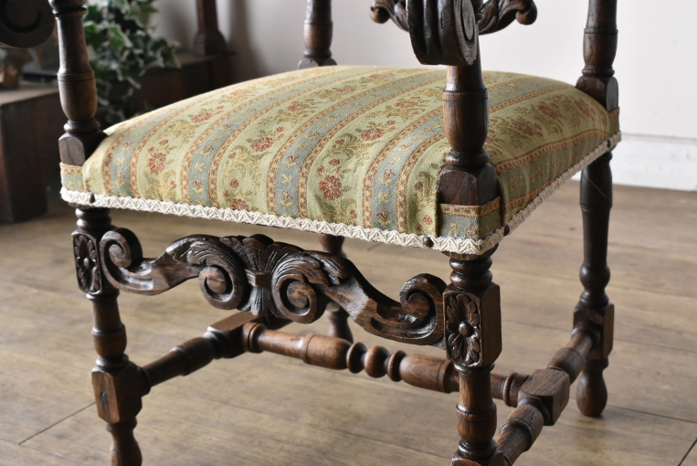 見事な彫刻が美しいキッズアームチェア【c304】