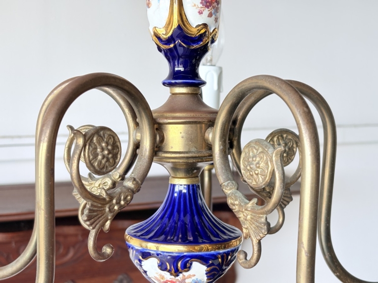 真鍮フレームが温かみのある光を放ち、空間を華やかに彩る照明器具。コバルトブルーの磁器に映える金彩と薔薇の花絵が美しい5灯シャンデリア【sy456】