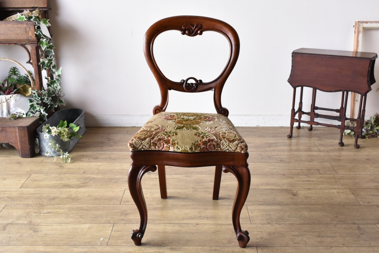 優雅で華やかなデザインが魅力のウォールナットバルーンチェア【c215-6】