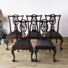 チッペンデールスタイルのアンティークリボンバックチェア5脚セット。1880年代イギリス製ならではの至高の様式美を纏い、マホガニーで出来ており最高級木材の質感が食卓を贅沢に彩る高級感漂う食卓椅子セットです。