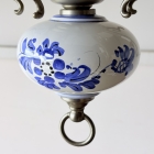 可憐な青い花柄が描かれたシャンデリア下部の丸みのある陶器飾り