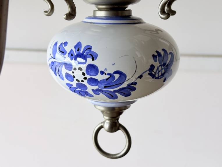 可憐な青い花柄が描かれたシャンデリア下部の丸みのある陶器飾り