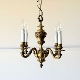 繊細な彫刻が美しいロココ様式の4灯式シャンデリア【sy60】