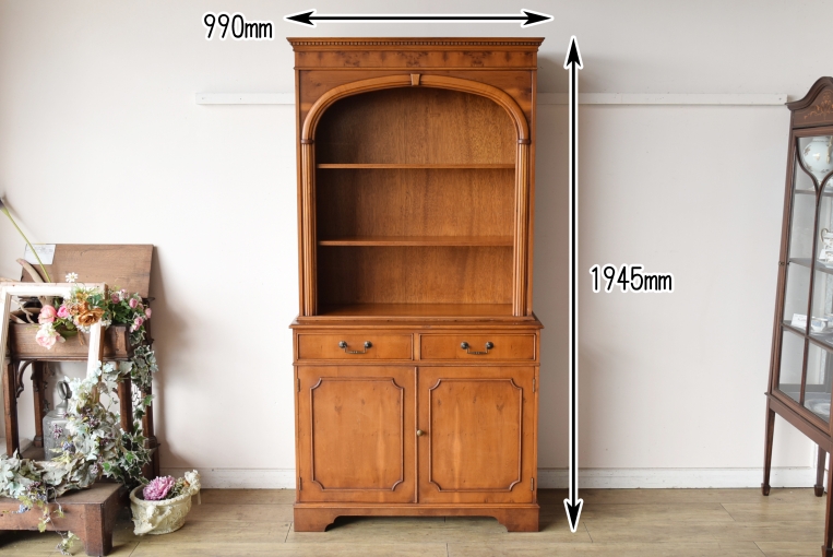 アーチの優美さが際立つ上品なブックキャビネット【9136】