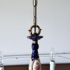 真鍮フレームが温かみのある光を放ち、空間を華やかに彩る照明器具。コバルトブルーの磁器に映える金彩と薔薇の花絵が美しい5灯シャンデリア【sy456】