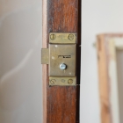 ウォールナットの化粧張りが美しいガラスキャビネット【k147】