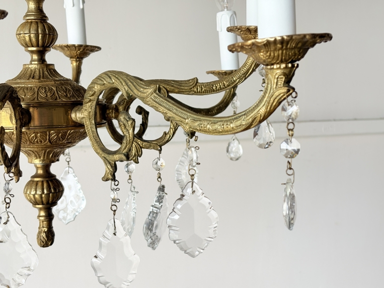 優雅な曲線が空間を華やかに彩る、真鍮の重厚な質感としずく型クリスタルが煌めく8灯式ガラスシャンデリア【sy470】