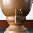 空間を格調高く演出する装飾用のオブジェとしてお楽しみいただける、重厚感のある金属製ピッチャー【5405】