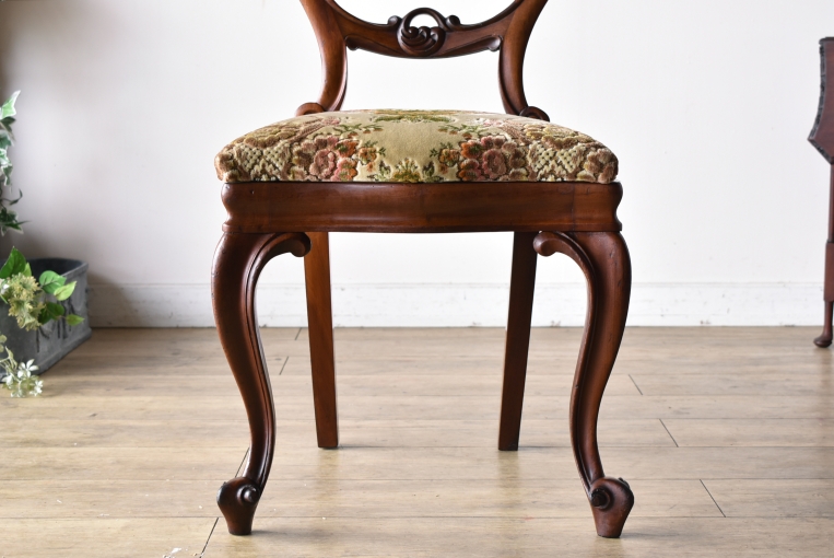 優雅で華やかなデザインが魅力のウォールナットバルーンチェア【c215-6】