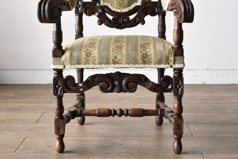 見事な彫刻が美しいキッズアームチェア【c304】