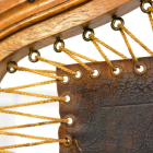 紐で固定されています。