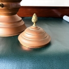 空間を格調高く演出する装飾用のオブジェとしてお楽しみいただける、重厚感のある金属製ピッチャー【5405】