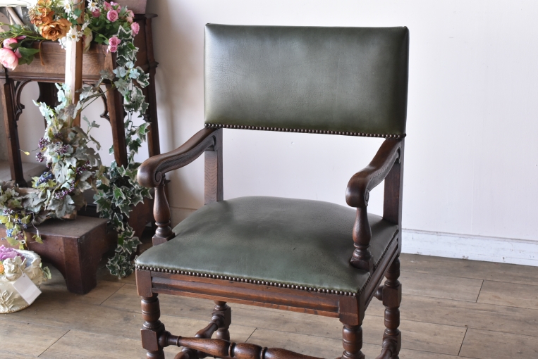 どっしりとしたオーク材が魅力のアームチェア【c14】