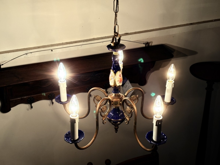 真鍮フレームが温かみのある光を放ち、空間を華やかに彩る照明器具。コバルトブルーの磁器に映える金彩と薔薇の花絵が美しい5灯シャンデリア【sy456】