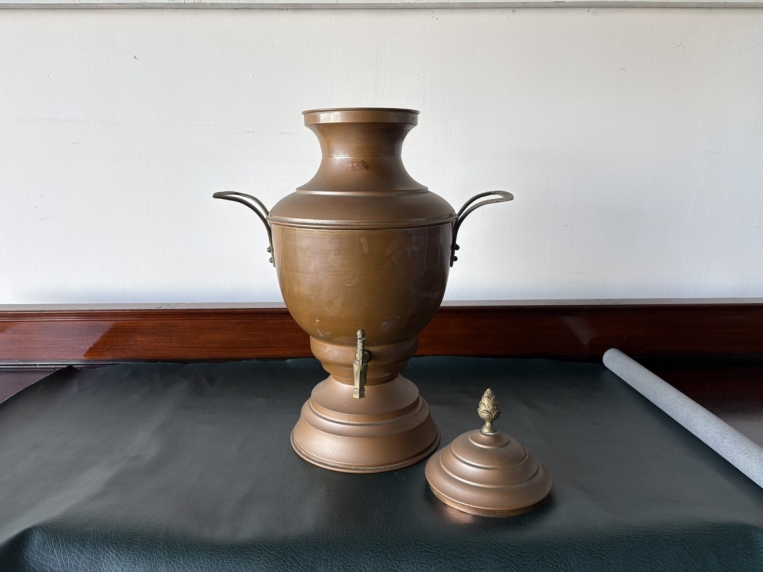 空間を格調高く演出する装飾用のオブジェとしてお楽しみいただける、重厚感のある金属製ピッチャー【5405】