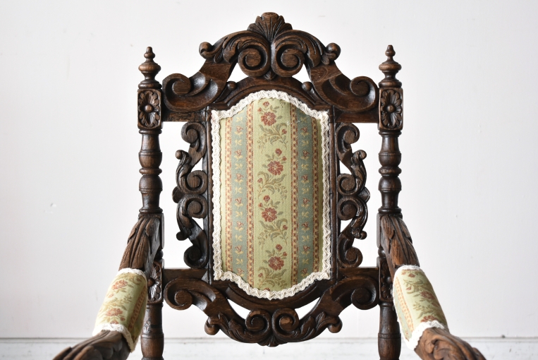 見事な彫刻が美しいキッズアームチェア【c304】