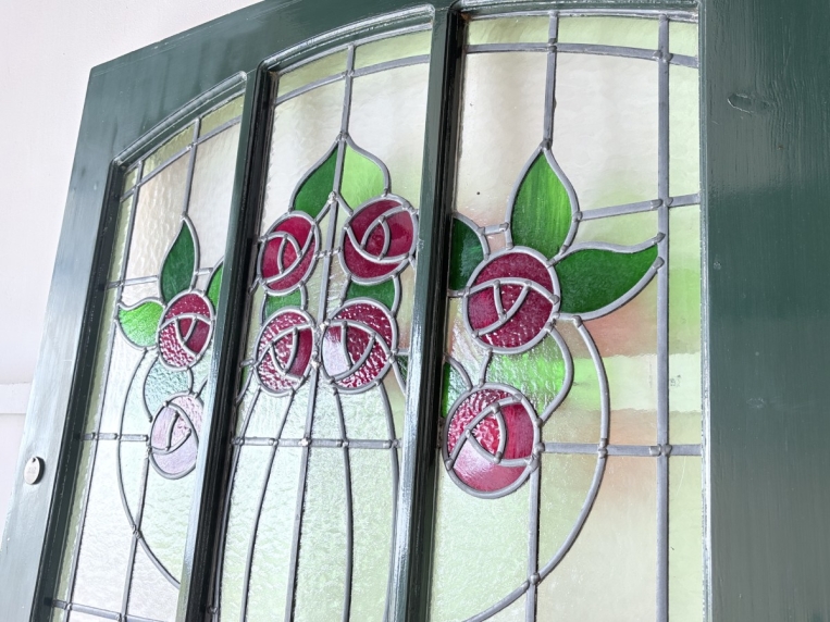 薔薇を描いたステンドグラスが圧巻の一枚。深緑のペイントと真鍮金具が映えるエントランスドア【do45】