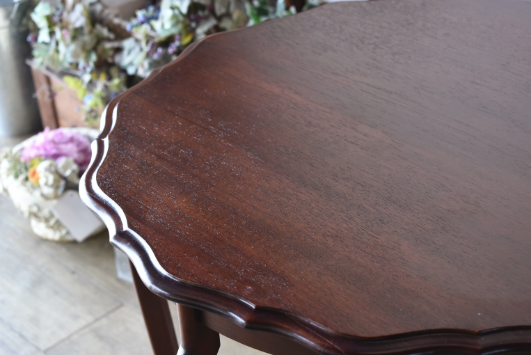 洗練されたフォルムと天板の彫の美しさが際立オケージョナルテーブル 洗練されたフォルムと天板の彫の美しさが際立オケージョナル