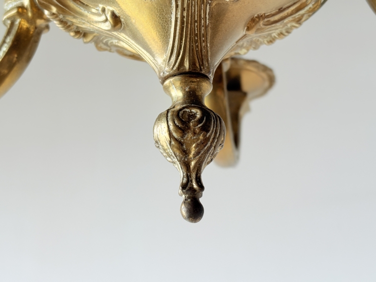 華やかな真鍮装飾の重厚感と白いペイント跡が織りなすクラシック5灯式シャンデリア【sy449】