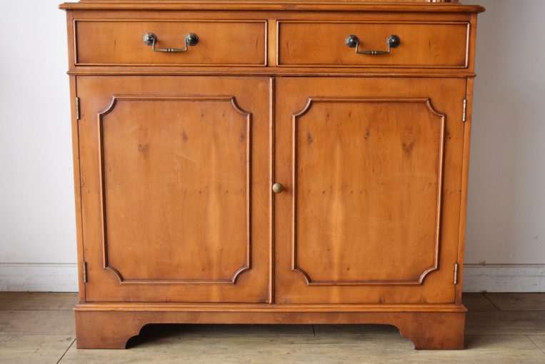 アーチの優美さが際立つ上品なブックキャビネット【9136】