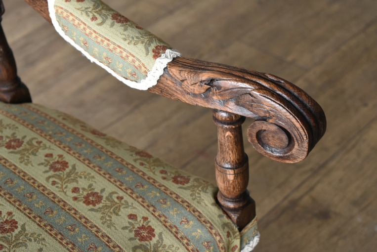 見事な彫刻が美しいキッズアームチェア【c304】