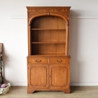 アーチの優美さが際立つ上品なブックキャビネット【9136】