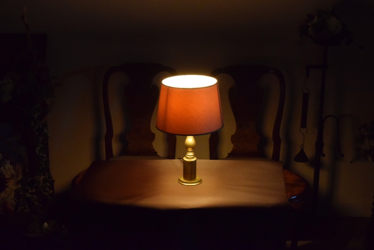 暗い部屋での点灯の様子