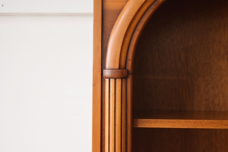 アーチの優美さが際立つ上品なブックキャビネット【9136】