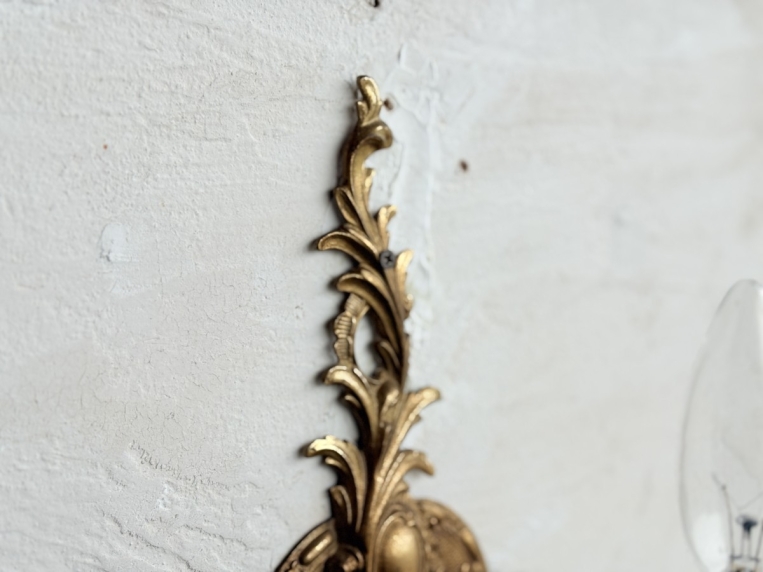 壁面を華やかに彩る、優雅な曲線を描く真鍮製の1灯式ウォールランプ【2059】