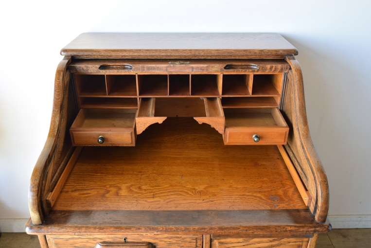 木目が美しいオーク材のスモールロールトップデスク【d83】