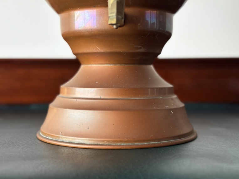 空間を格調高く演出する装飾用のオブジェとしてお楽しみいただける、重厚感のある金属製ピッチャー【5405】