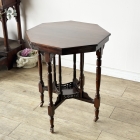 希少な木製車輪を備えた、八角形（オクタゴン）天板の英国アンティーク・サイドテーブル（t306）。深みのある木肌とユニークなシルエットの全体写真。