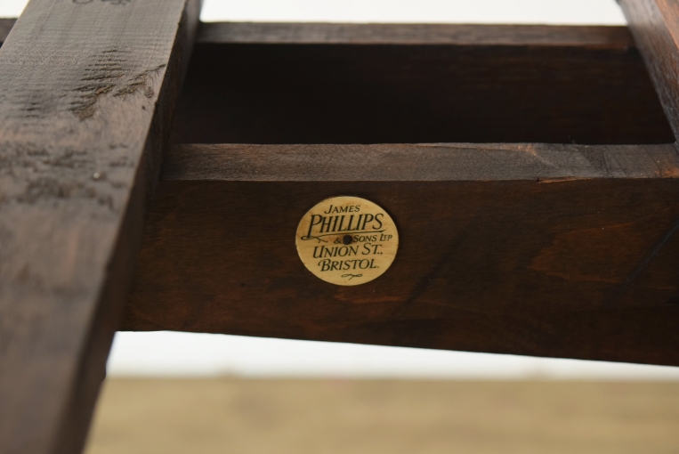 天板支柱部分に記された老舗家具メーカー〈James Phillips & Sons Ltd〉のロゴマーク。イングランド・ブリストルを拠点とした歴史あるハウス・フィニッシャーによる、確かな品質と格式を証明する刻印です。
