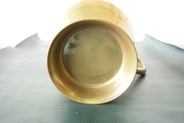 真鍮の輝きと手仕事の温もり、ハンマリング加工のブラスフラワーベース【8532】